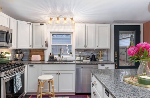 Detroit - Shoreway House | Chic and Artsy Bungalow in Ohio City - Two Master Suites, Turfed Yard + Bar!