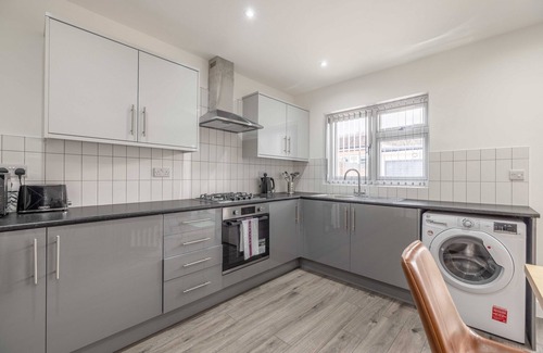 Slough House | Chic and Comfy 4 Bedroom Stay – Baylis Road
