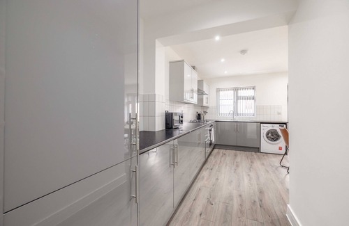 Slough House | Chic and Comfy 4 Bedroom Stay – Baylis Road