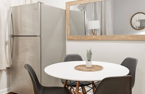 Rogers Park Apartment | Chic and Cozy Getaway near Loyola Park