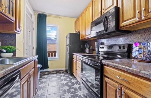 West Central Apartment | Chic Apt 5 blocks from Downtown w/Parking