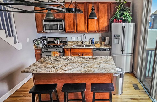 West Town House | Chic ART+1700sqf +3BR Home360° Roof+HotTub+CarGarage+12Guests