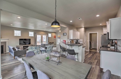 Larkspur House | Chic Bend Home w/Deck < 3 Mi to Downtown!