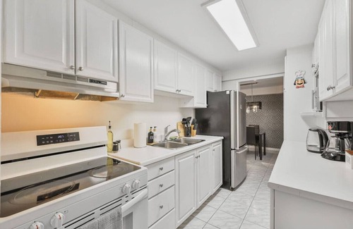 Whitby Apartment | Chic & Bright 1BR Apt with Free Wifi & Parking