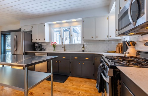 Hartland House | Chic Cabin near Killington for Relaxing and Co-working