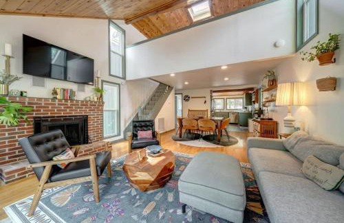 The Woods House | Chic Cabin with 3 Kings Privacy & Pool Access