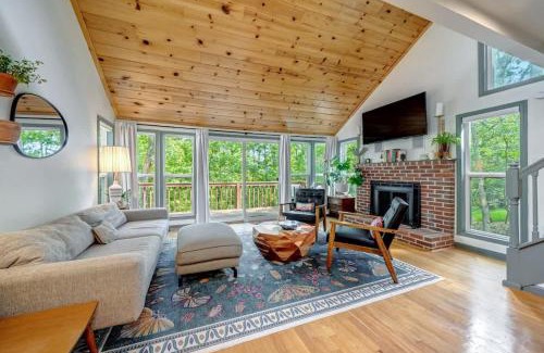 The Woods House | Chic Cabin with 3 Kings Privacy & Pool Access