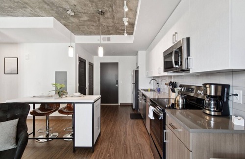 Birmingham Apartment | Chic, Central Birmingham Condo – 2BR!