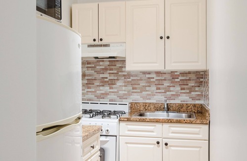 Midtown South Apartment | Chic Chelsea Studio 2RE in Flower District