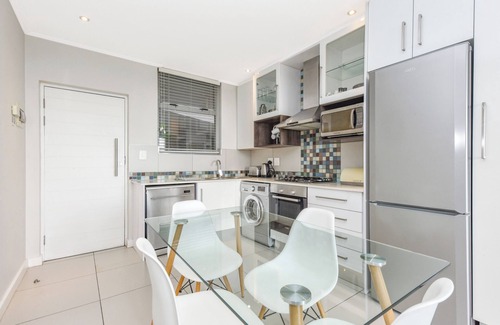 Greater Johannesburg Metropolitan Area Apartment | Chic City Escape at The Apex on Smuts