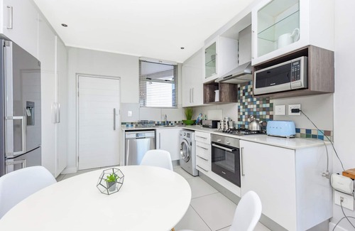 Greater Johannesburg Metropolitan Area Apartment | Chic City Escape at The Apex on Smuts