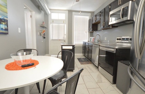 Southwest Garden Apartment | Chic, Clean & Roomy, Cute backyard ★ The Hill ★