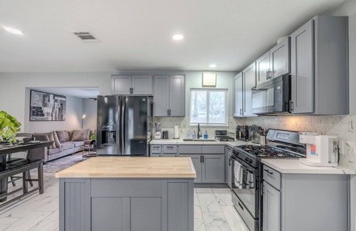 OST - South Union House | Chic & Cozy 4-BR Retreat | Downtown | TX