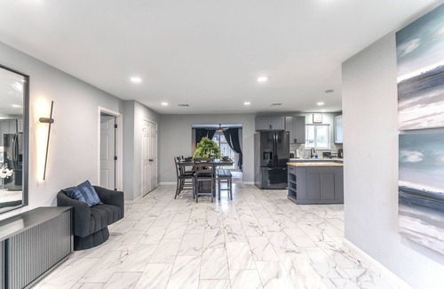 OST - South Union House | Chic & Cozy 4-BR Retreat | Downtown | TX