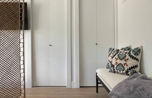 Lower Lonsdale Apartment | Chic & Cozy Condo North Vancouver 3+ Month Stay