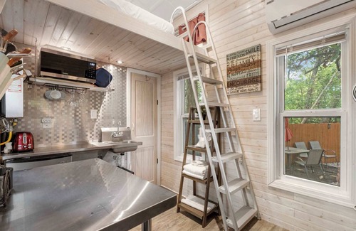 Roswell Cabin | Chic & Cozy Retreat: Modern Tiny Cabin for Two