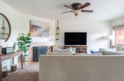 Tucson Condo | Chic Desert Retreat|Mountain Views|Pool+Spa+Gym