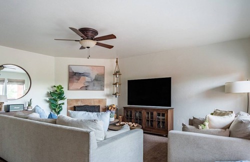 Tucson Condo | Chic Desert Retreat|Mountain Views|Pool+Spa+Gym