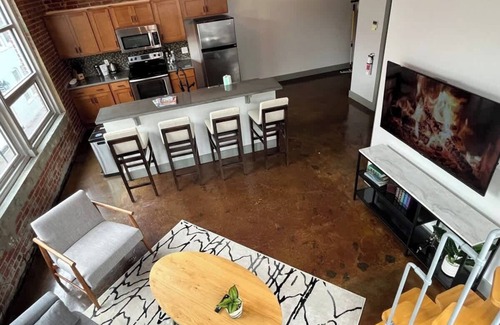 Roanoke Apartment | Chic downtown 1BR with study loft
