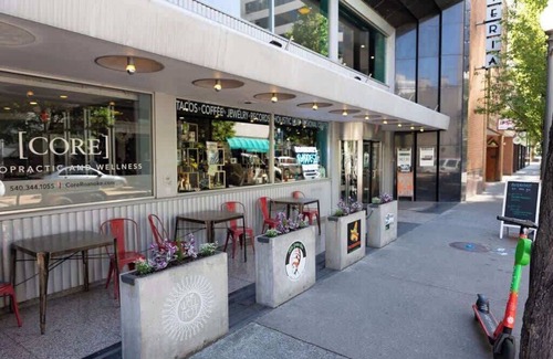 Roanoke Apartment | Chic downtown 1BR with study loft