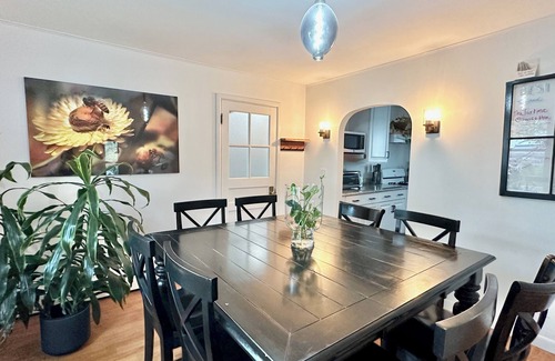 Middlebury House | CHIC DOWNTOWN COTTAGE ★UBER WALKABLE ★HOT TUB ★PET FRIENDLY
