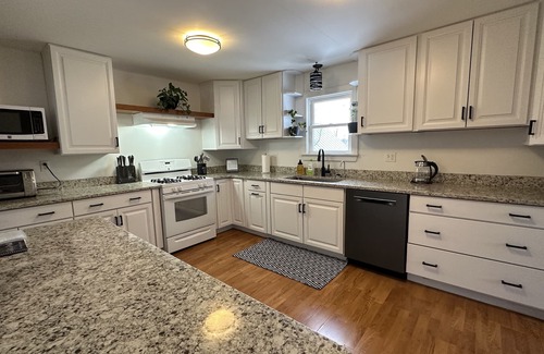 Middlebury House | CHIC DOWNTOWN COTTAGE ★UBER WALKABLE ★HOT TUB ★PET FRIENDLY