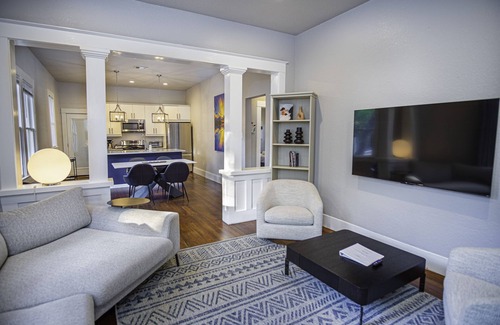 Southtown Cottage | Chic Downtown Farmhouse With Garden and BBQ Grill