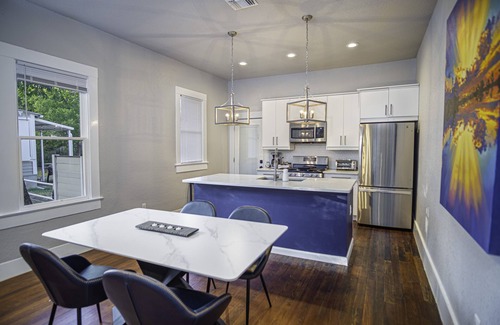 Southtown Cottage | Chic Downtown Farmhouse With Garden and BBQ Grill