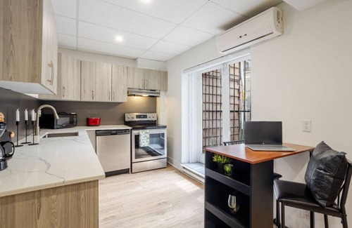 Downtown Montreal Apartment | Chic DT MTL Condo w/Rooftop, BBQ & Jacuzzi