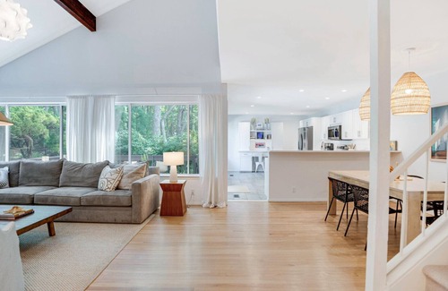 East Hampton House | Chic East Hampton Hideaway with Deck, Community Pool & Tennis