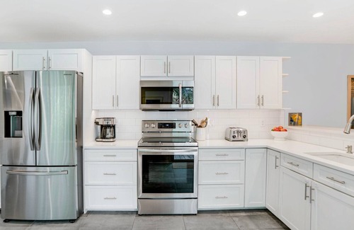 East Hampton House | Chic East Hampton Hideaway with Deck, Community Pool & Tennis