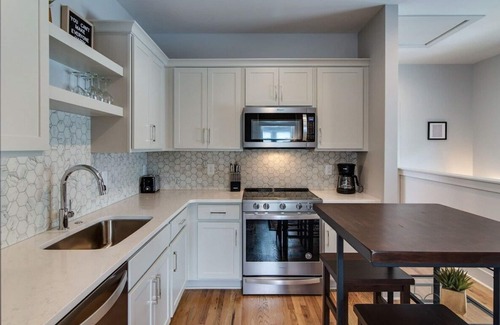 Greenwood House | Chic East Nashville Townhouse Retreat