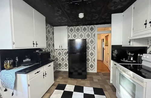 Andalusia House | Chic Escape 4BR-2BA Andalusia Retreat – Sleeps 10, King Suite & Twin Bunks