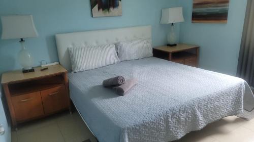 Palmas Apartment | CHIC Family-friendly home sleeps up to 12 People, Right Unit