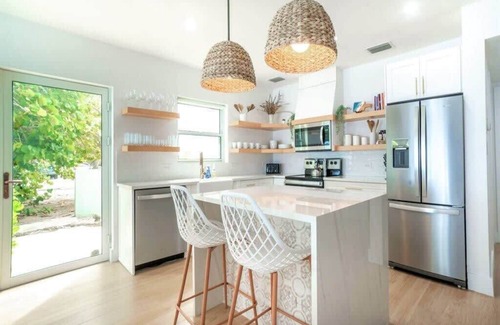 North Side House | Chic Family Friendly 3 Bed 2 Bath Beach Front Home