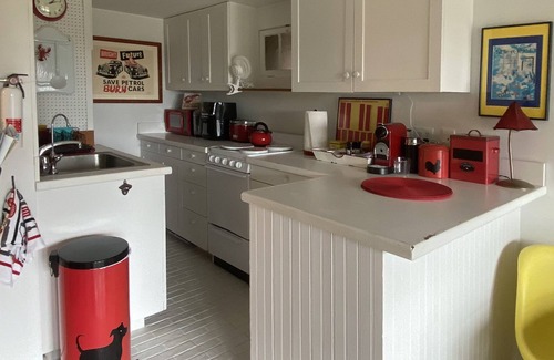 Blue Hill House | Chic Farmhse Cottage, private beach, WiFi unlimited streaming/zoom, A/C, 600sf