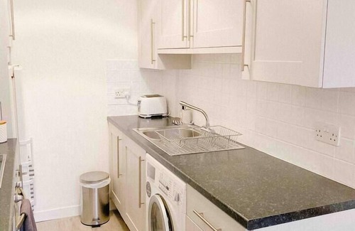 Longcroft Apartment | Chic flat close to Edinburgh, Airport, & Zoo
