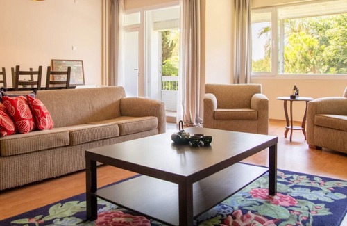 Karsiyaka Apartment | Chic Flat w Balcony By Bostanli Coast in Karsiyaka