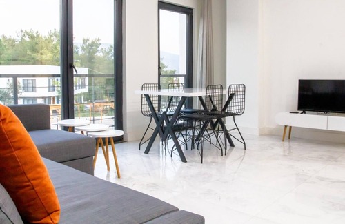 Milas Apartment | Chic Flat w Garden 1 min to Milas Coast