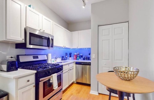 Tri-Taylor Condo | Chic Green l Near Downtown & IL Medical District