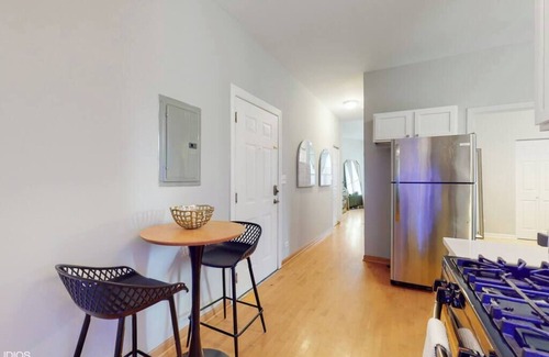 Tri-Taylor Condo | Chic Green l Near Downtown & IL Medical District