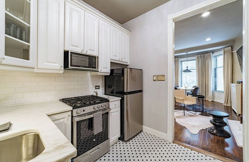 Gold Coast Apartment | Chic & Historic Apartment Steps from Mag Mile