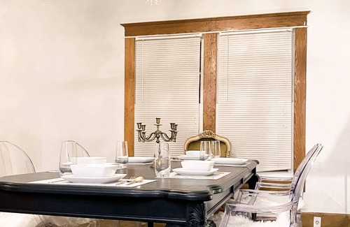 Sheffield House | CHIC, HISTORIC, ROOMY STAY IN THE SHOALS!