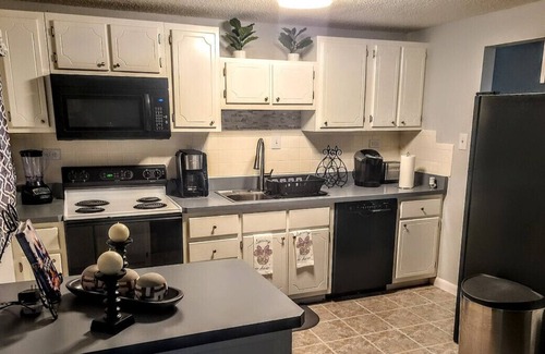 Mosby House | Chic Home 11 mins to Airport with Screened-In Porch