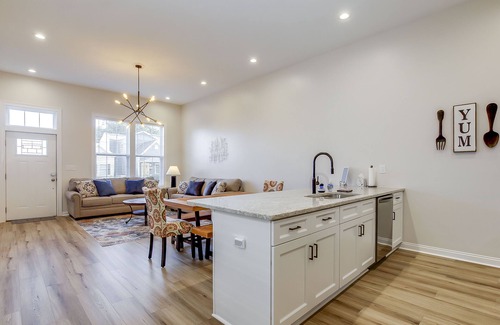 Shelby Park House | Chic Home|2 King Beds|Prime Location|Sleeps 9