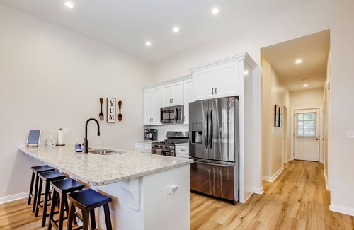 Shelby Park House | Chic Home|2 King Beds|Prime Location|Sleeps 9