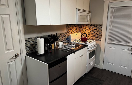 Upper Beaches Apartment | Chic Jr. 1-bedroom apartment with WiFi, AC in wonderful Toronto