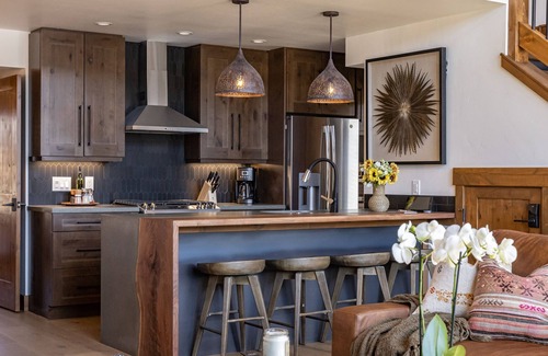 Estes Park Cabin | Chic Lakefront Cabin - Unbeatable Views! Jacuzzi, Two Patios, Indoor/Outdoor Fireplace