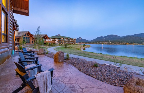 Estes Park Cabin | Chic Lakefront Cabin - Unbeatable Views! Jacuzzi, Two Patios, Indoor/Outdoor Fireplace