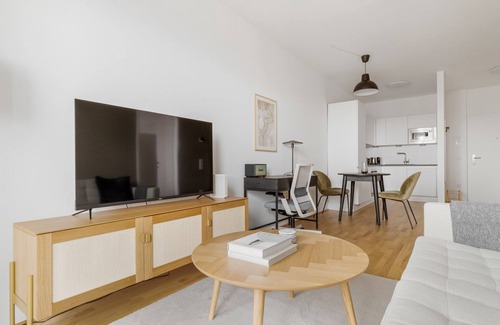 Erdberg Apartment | Chic Landstraße 1BR w/Pool & Playground, nr Hyblerpark, by Blueground